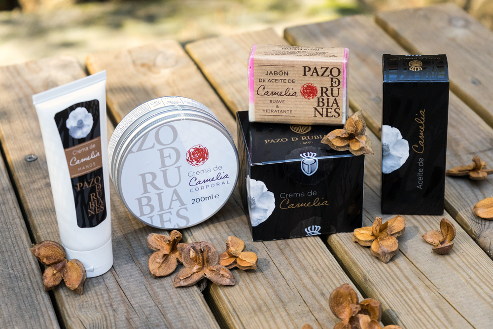 Aceite extraido de las semillas de camelia del Pazo De Rubianes, y sus cosméticos naturales y artesanales.